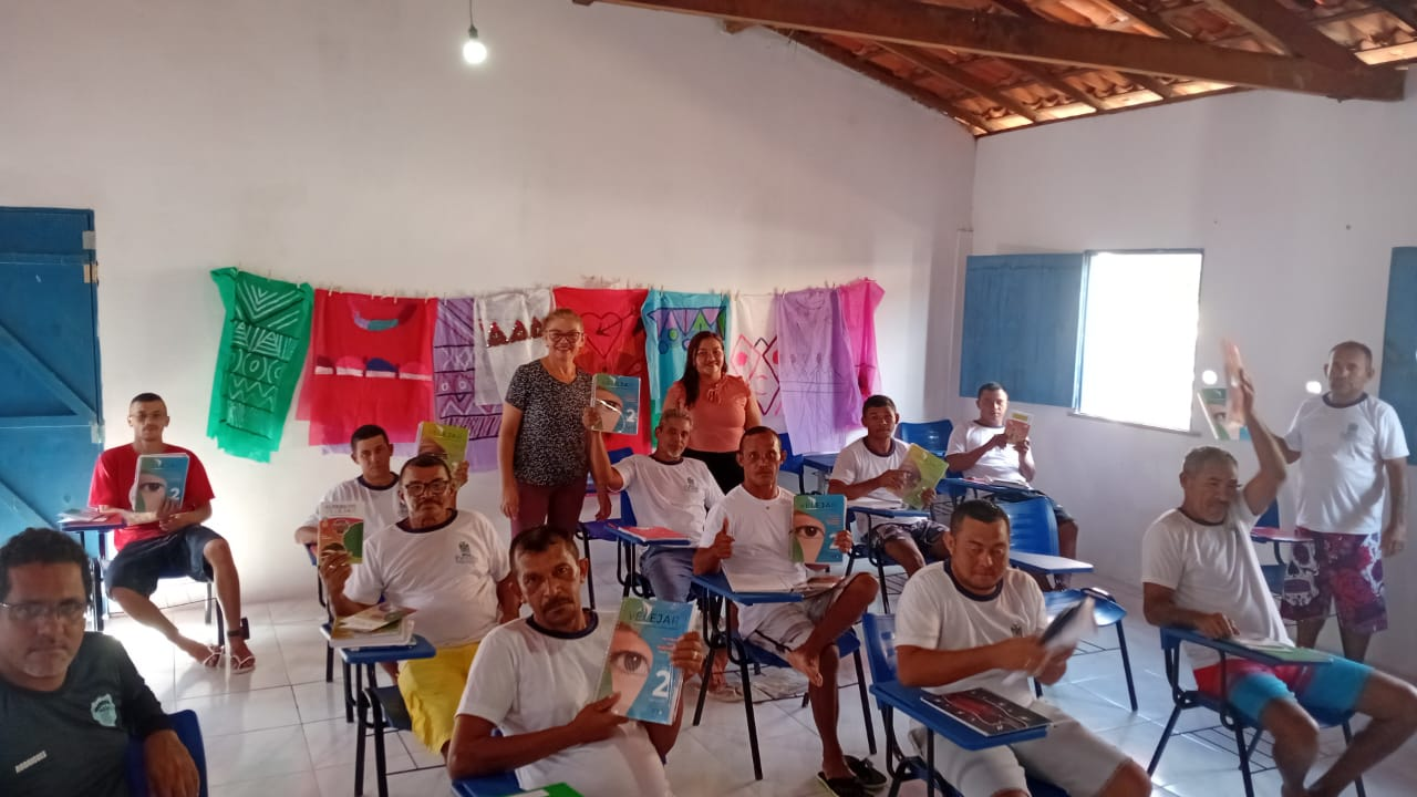 Participantes em sala de aula da Educação de Jovens e Adultos