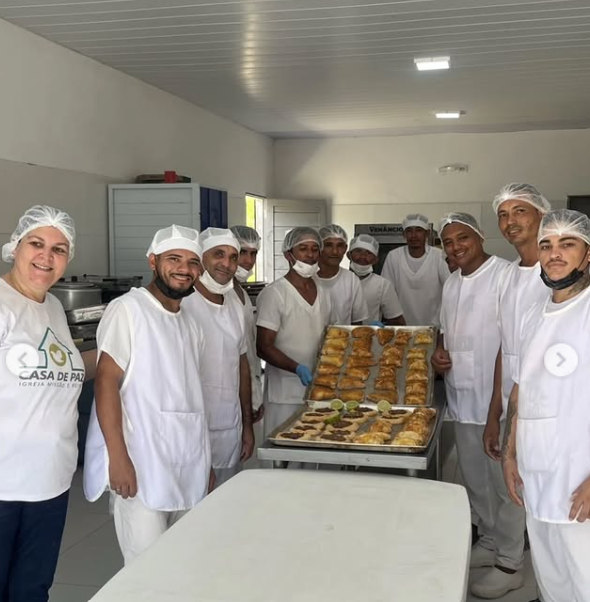 Participantes do Curso de Culinária preparando alimentos