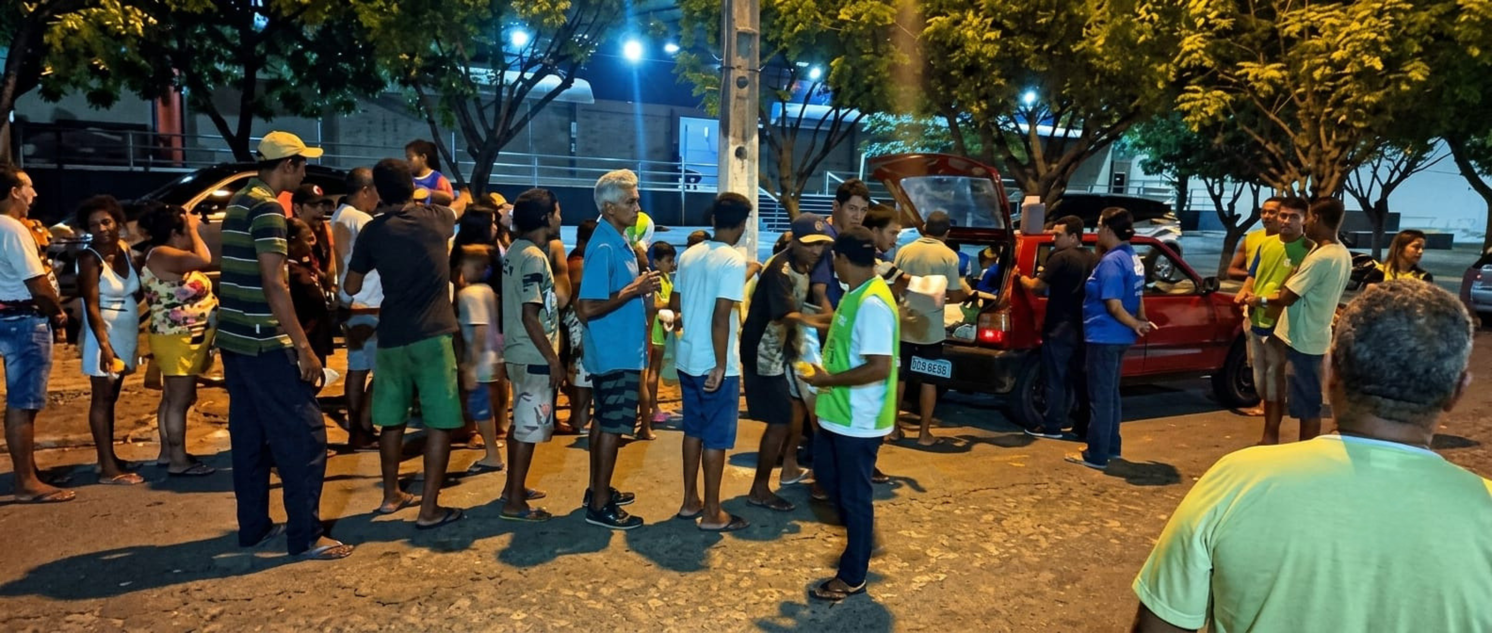 Ação Sopa com Cristo, com pessoas reunidas para receber alimentação e acolhimento